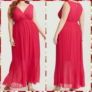 NWT TORRID RASPBERRY PLEATED CHIFFON MAXI DR